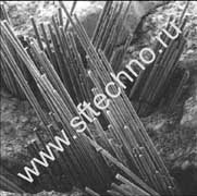 Микроснимок разлома поверхности СФБ, выполненный с помощью растрового электронного микроскопа. Из матрицы затвердевшего мелкозернистого бетона выступают отдельные и собранные в жгуты элементарные стекловолокна (диаметр порядка 15 микрон).